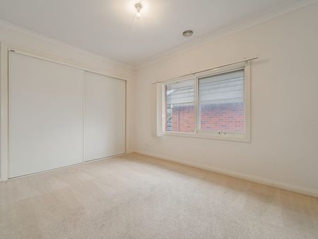 Spacious & Stylish Townhouse in Prime Box Hill Location! - Photo 4