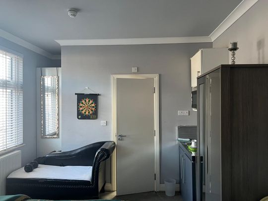 Room in a Shared House, Thorold Road, IG1 - Photo 1