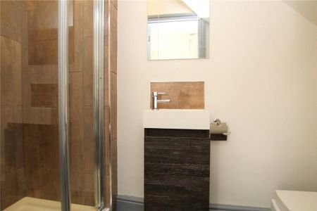 1 bedroom in a house share to rent - Photo 4