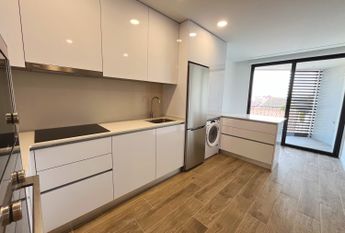 2 bedroom flat like new near the Wisteria Shopping Center!