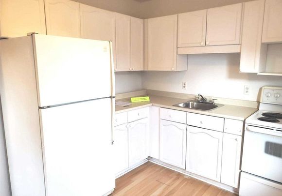 For Lease - 1354 Caroline Street, Burlington, Ontario - Photo 1