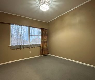 Located in the quiet heart of Pakuranga Heights - Photo 2