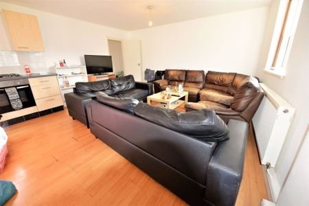 2 bedroom Flat in Flat 9, Leeds - Photo 3