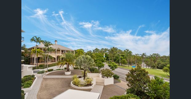 Top Floor Spacious 1-Bedroom Apartment with Stunning City Views - Spring Hill - Photo 1