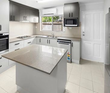 Spacious coastal half duplex just moments from Holloways Beach - Photo 2
