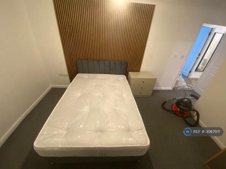 1 bedroom in a flat share to rent - Photo 5