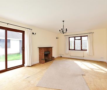 4 bed detached bungalow to rent in Narcot Lane, Chalfont St. Giles, HP8 - Photo 3