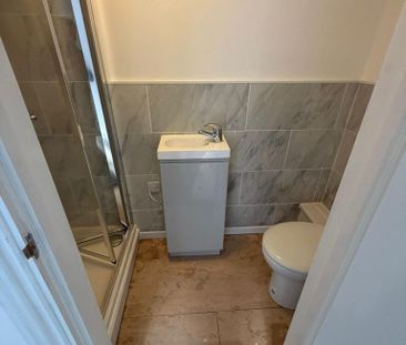 1 bedroom in a flat share to rent - Photo 6