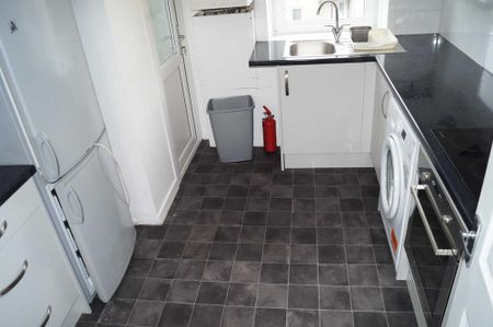 3 bedroom apartment to rent - Photo 5