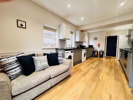 BEDROOM 3 – LARGE DOUBLE ENSUITE - Photo 5