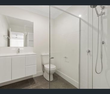 Charming 2-Bedroom House in Park Ridge - Photo 3