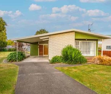 Three bedroom Family Home - Photo 3