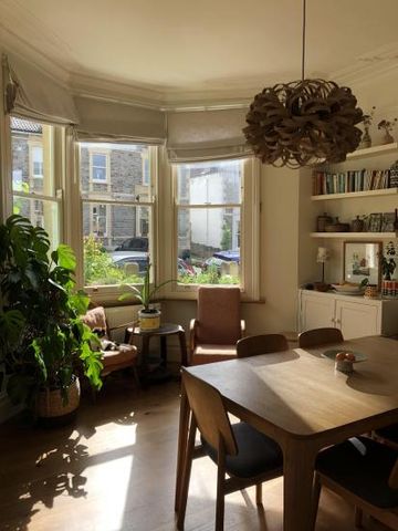 Cosy, newly painted room in Bristol home - Photo 3