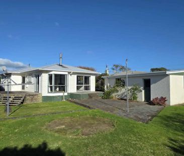 Spacious 3 Bedroom Home with Large Deck & Garage - Photo 3