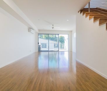 Sophisticated Three-Level Townhouse in a Sought-After Pocket - Photo 6