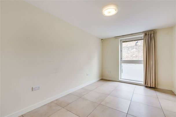 A modern one bedroom home located in a gated mews. - Photo 1