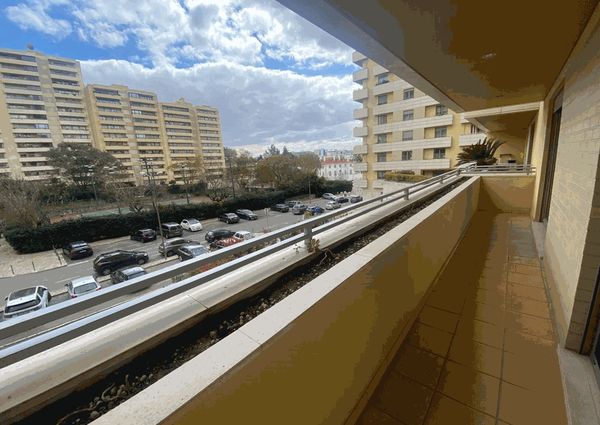 Apartamento T2 para arrendamento sem móveis com piscina nas Laranjeiras, Lisboa