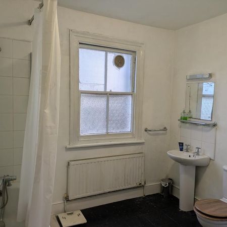 1 bedroom in a house share to rent - Photo 3