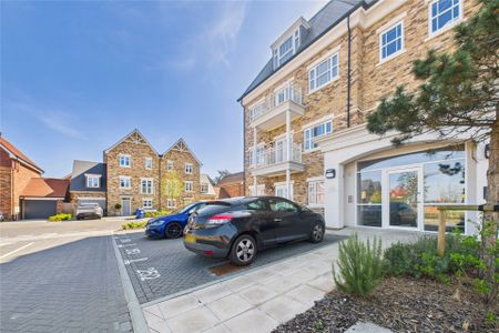 2 bedroom Flat in Sundew Avenue, Fleet - Photo 2