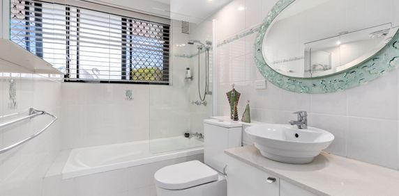 Stylish Apartment with City Views in a Blue-Ribbon Dover Heights Setting - Photo 2