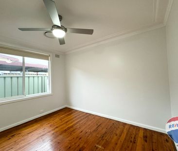Charming Three Bedroom Home - Ducted Air - Large Entertaining Areas - Photo 5