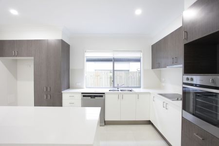 Meticulously Presented Executive Terrace Home - Photo 2