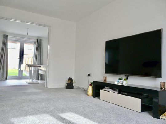4 bedroom detached house to rent - Photo 1