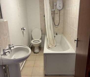 2 Bed Flat, Redecorated Ground And Lower Ground, RG1 - Photo 6