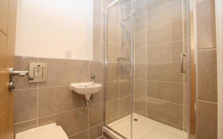 Luxury one bed within easy access to Bristol Temple Meads, Motorway links & Cabot Circus, with Stokes Croft & Gloucester Road minutes away. - Photo 5