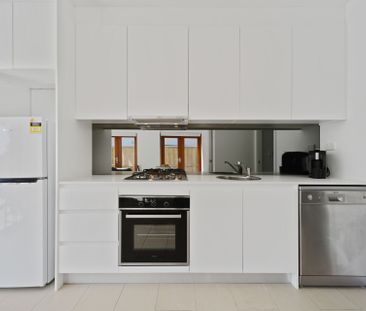 Waterfront living in premium location! - Photo 2