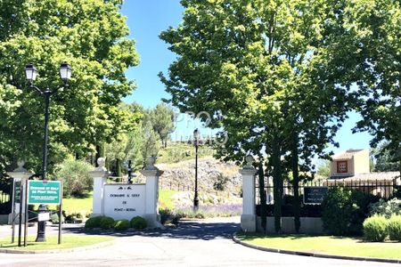 A LOUER MALLEMORT (13370) GOLF DE PONT ROYAL APPARTEMENT TYP - Photo 2