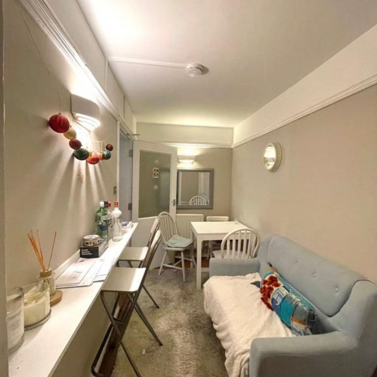 1 bedroom in a flat share to rent - Photo 1