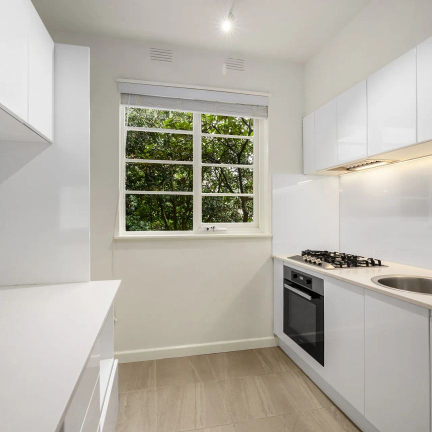 Stylish One-Bedroom Apartment in Prime Toorak Location - Photo 2
