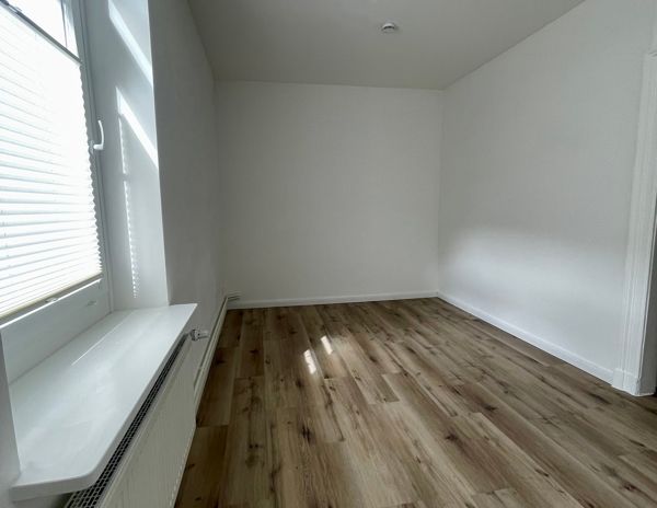++ ALTBAULIEBE ++ Erstklassige Wohnung mit Balkon und Einbauküche in gehobener Lage ++ - Photo 1