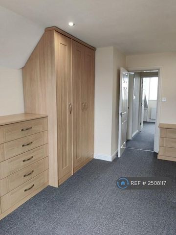 4 bedroom end of terrace house to rent - Photo 5