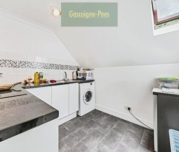 Esher, KT10 - Photo 2