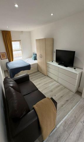 Studio to rent - Photo 2