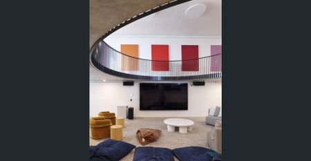 Stylish and spacious furnished apartment perfectly positioned in the vibrant James St Precinct - Photo 2