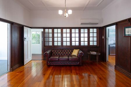 Charming Ascot Home - Photo 2