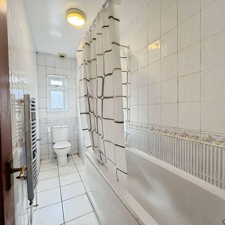 2 Bed Flat, Croydon Road, SM6 - Photo 1