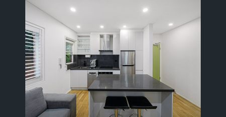 Fully Renovated Ground Floor Apartment - Photo 3