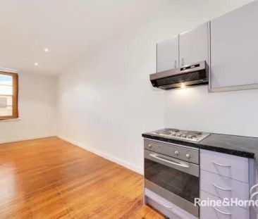 Studio with 1 bedroom & 1 bathroom - Photo 2