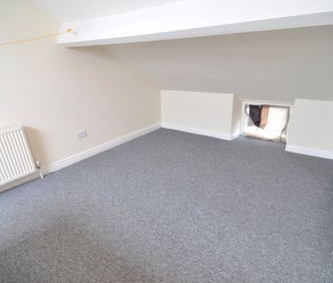1 bed Flat - To Let - Photo 2