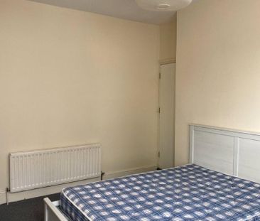 3 bedroom flat to rent - Photo 5