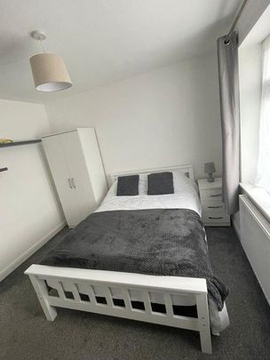 1 bedroom in a house share to rent - Photo 1