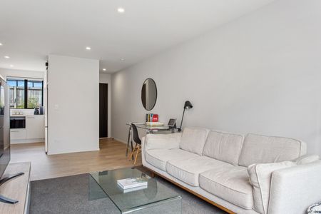 Modern 2 Bedroom, 2 Bathroom Unfurnished Townhouse - Photo 4