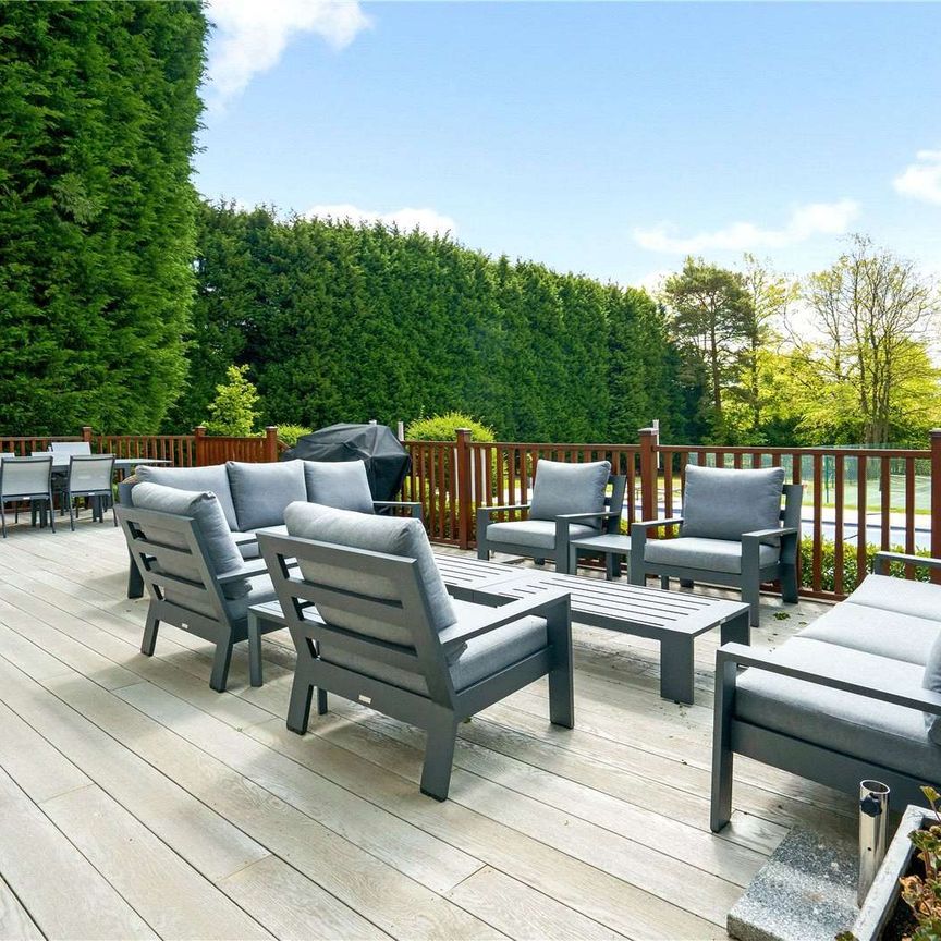 A beautiful ground floor garden apartment in Ascot. - Photo 1