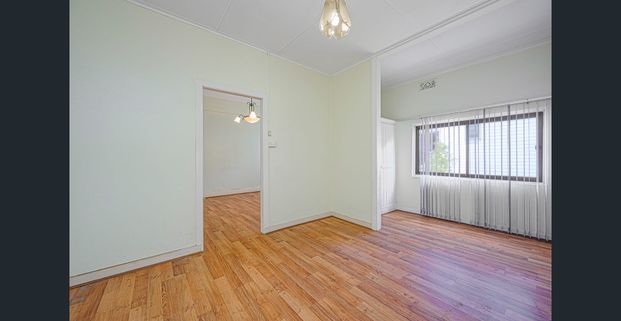 Classic two bedroom in the heart of Crows Nest - Photo 1