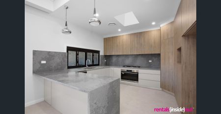 Near new luxury 4 bedroom home - Photo 3