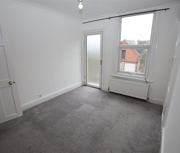 1 bedroom Flat to let - Photo 3